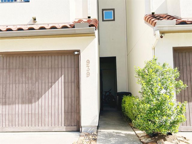 939 Queen Annes Road, Houston, TX 77024