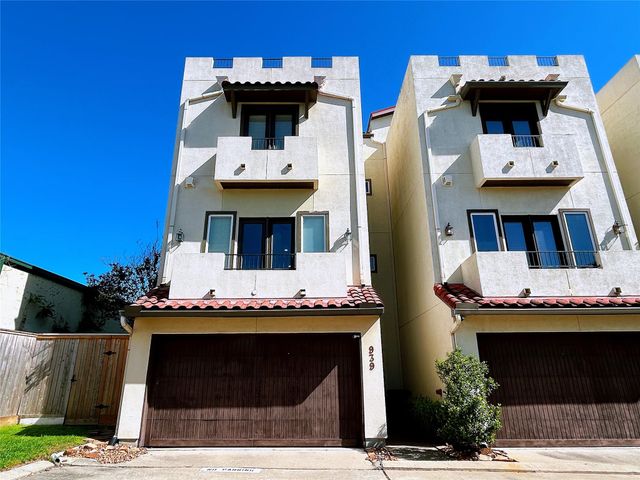 939 Queen Annes Road, Houston, TX 77024