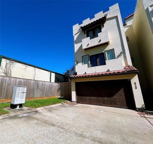 939 Queen Annes Road, Houston, TX 77024