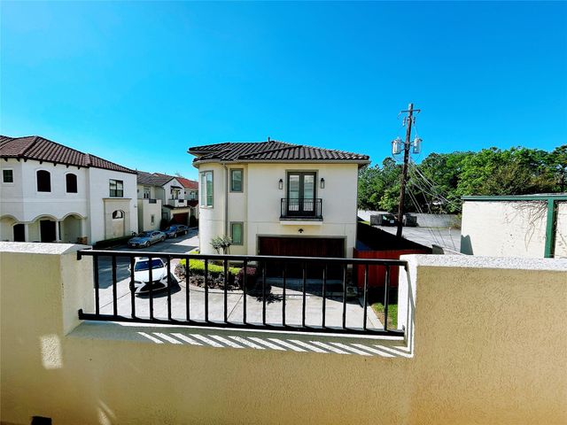 939 Queen Annes Road, Houston, TX 77024