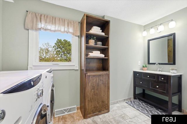 8415 N 45 Street, Omaha, NE 68152