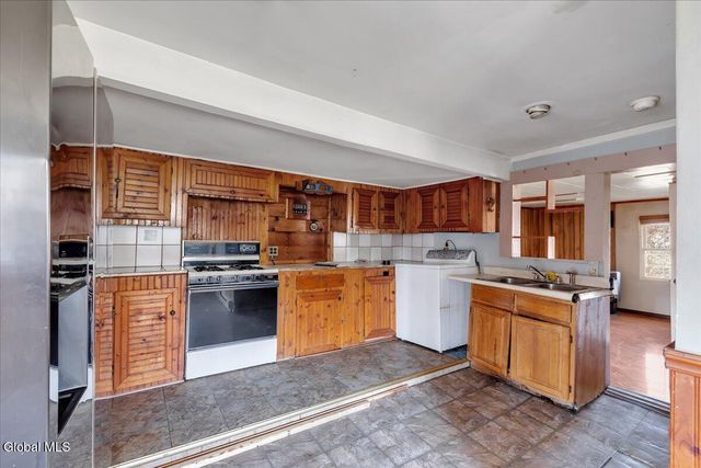 89 Morris Road, Schenectady, NY 12304