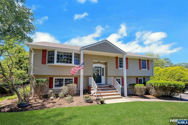 32 Tuscarora Drive, Oakland, NJ 07436