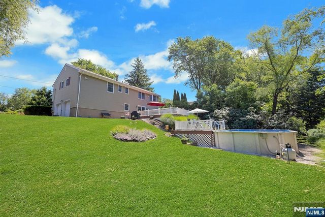 32 Tuscarora Drive, Oakland, NJ 07436