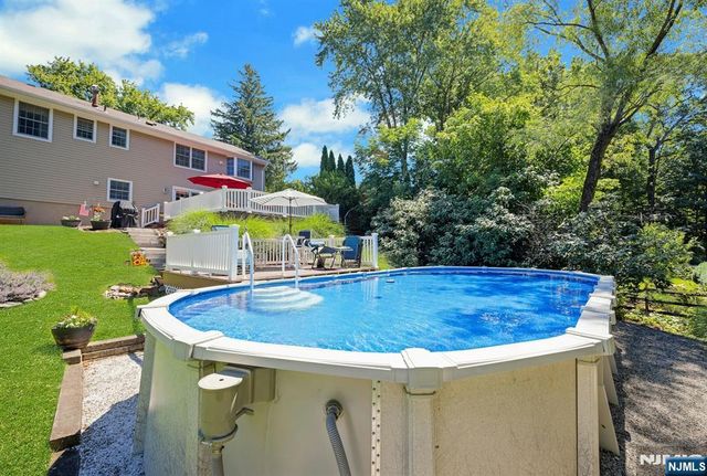 32 Tuscarora Drive, Oakland, NJ 07436