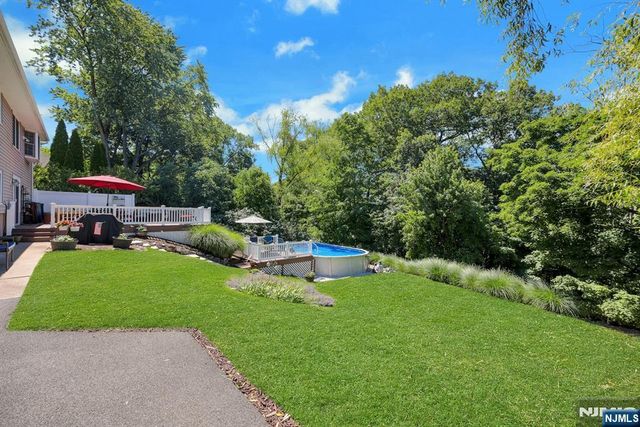 32 Tuscarora Drive, Oakland, NJ 07436
