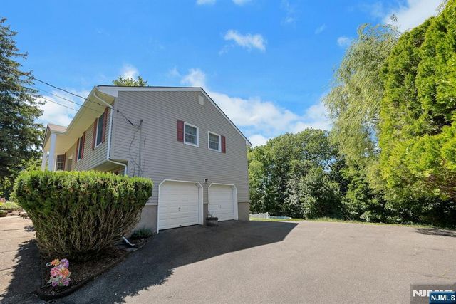 32 Tuscarora Drive, Oakland, NJ 07436