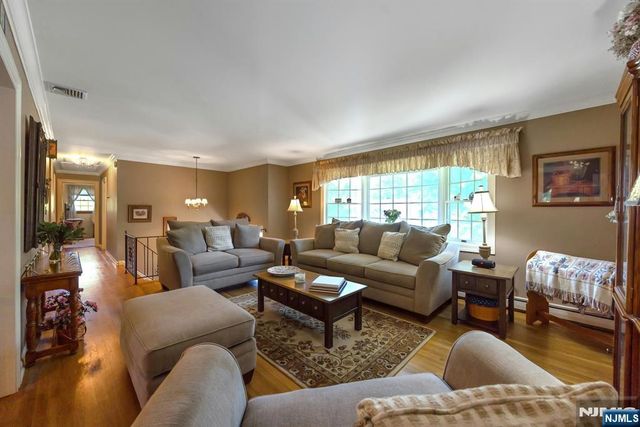 32 Tuscarora Drive, Oakland, NJ 07436