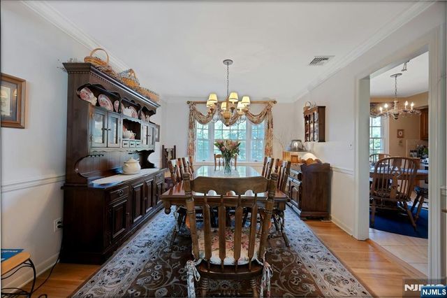 32 Tuscarora Drive, Oakland, NJ 07436