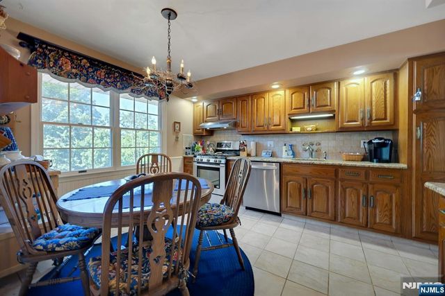 32 Tuscarora Drive, Oakland, NJ 07436