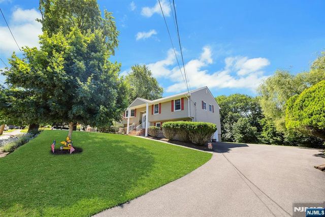 32 Tuscarora Drive, Oakland, NJ 07436