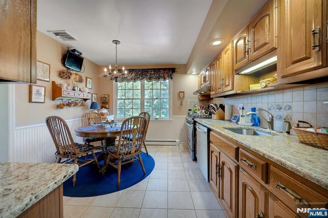 32 Tuscarora Drive, Oakland, NJ 07436