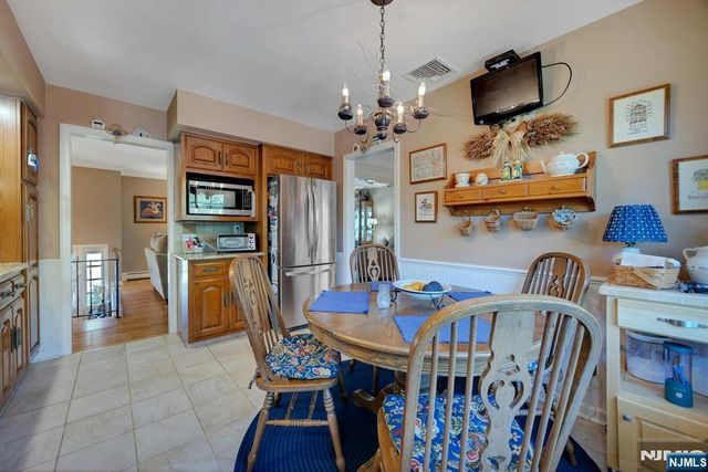 32 Tuscarora Drive, Oakland, NJ 07436