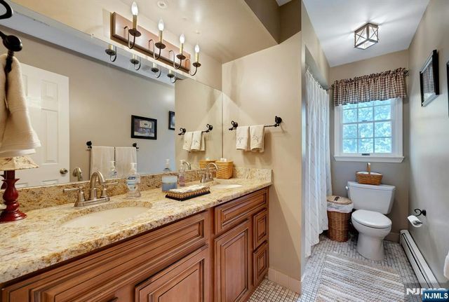 32 Tuscarora Drive, Oakland, NJ 07436