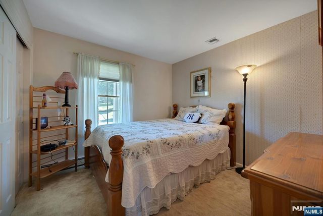 32 Tuscarora Drive, Oakland, NJ 07436