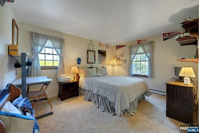 32 Tuscarora Drive, Oakland, NJ 07436