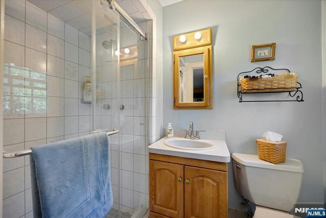 32 Tuscarora Drive, Oakland, NJ 07436