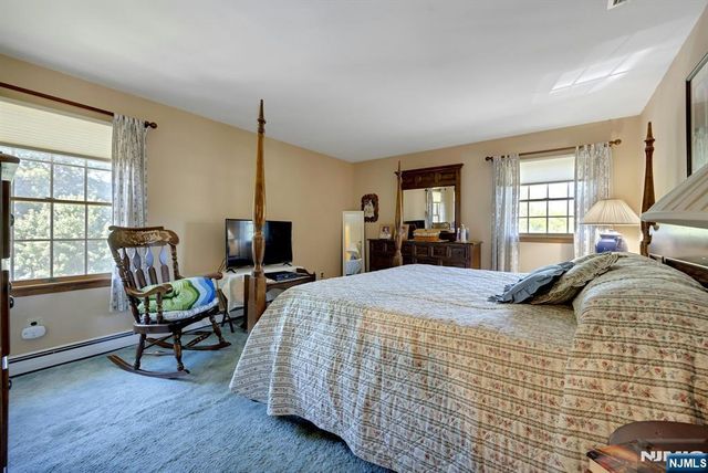 32 Tuscarora Drive, Oakland, NJ 07436