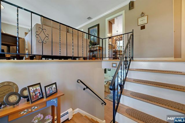 32 Tuscarora Drive, Oakland, NJ 07436