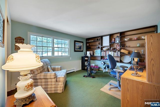 32 Tuscarora Drive, Oakland, NJ 07436