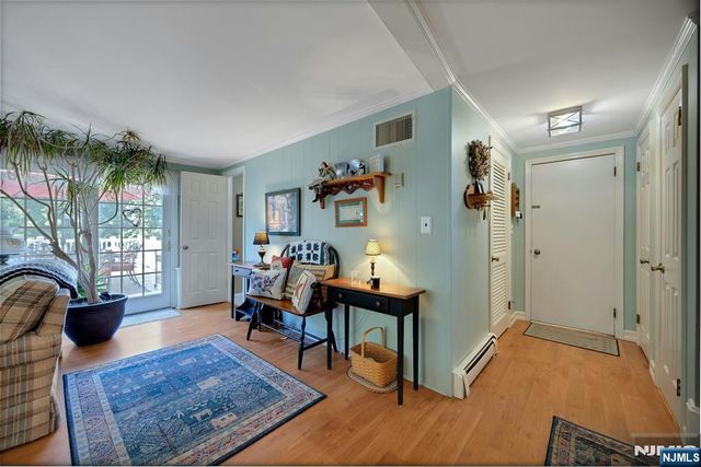 32 Tuscarora Drive, Oakland, NJ 07436