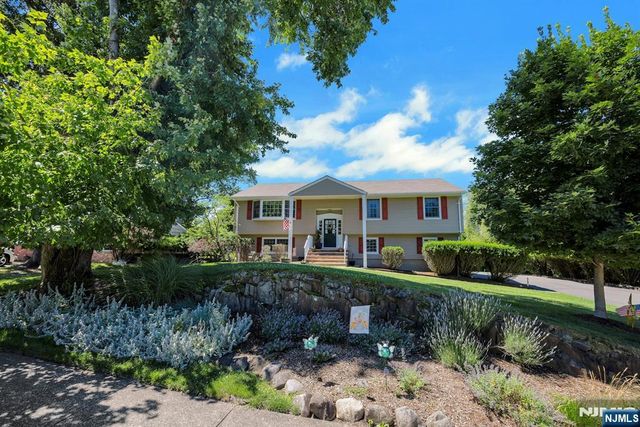 32 Tuscarora Drive, Oakland, NJ 07436