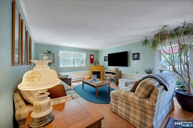 32 Tuscarora Drive, Oakland, NJ 07436