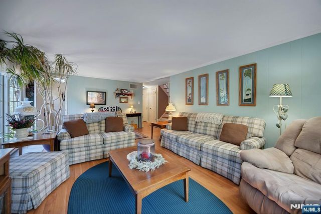 32 Tuscarora Drive, Oakland, NJ 07436