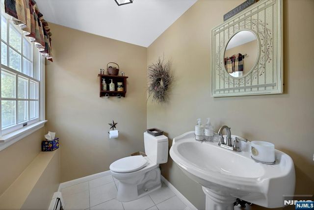 32 Tuscarora Drive, Oakland, NJ 07436