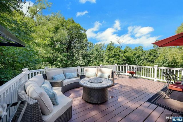 32 Tuscarora Drive, Oakland, NJ 07436