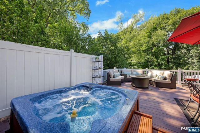 32 Tuscarora Drive, Oakland, NJ 07436