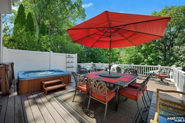 32 Tuscarora Drive, Oakland, NJ 07436