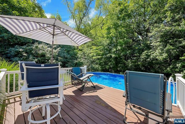 32 Tuscarora Drive, Oakland, NJ 07436