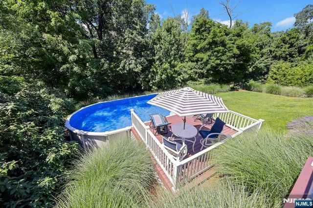 32 Tuscarora Drive, Oakland, NJ 07436