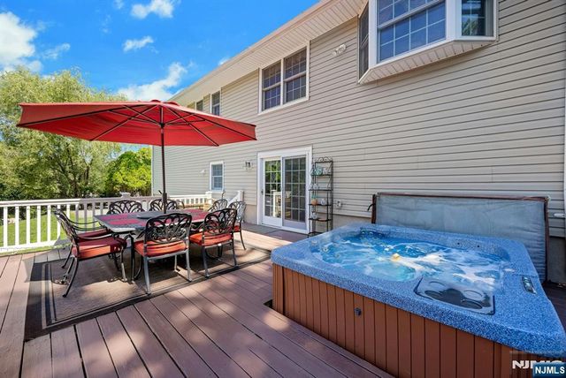 32 Tuscarora Drive, Oakland, NJ 07436