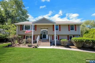 32 Tuscarora Drive, Oakland, NJ 07436