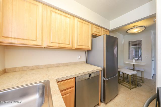 1810 E Blacklidge Dr Apt 811, Tucson, AZ 85719