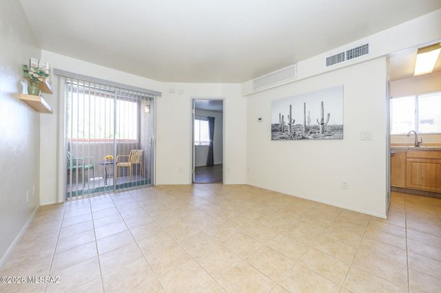 1810 E Blacklidge Dr Apt 811, Tucson, AZ 85719