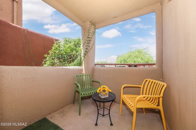 1810 E Blacklidge Dr Apt 811, Tucson, AZ 85719