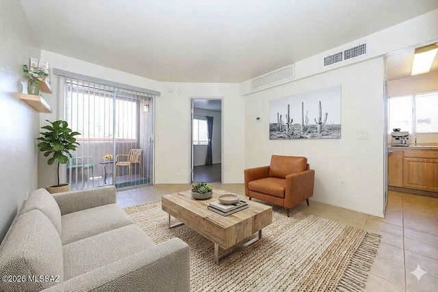 1810 E Blacklidge Dr Apt 811, Tucson, AZ 85719