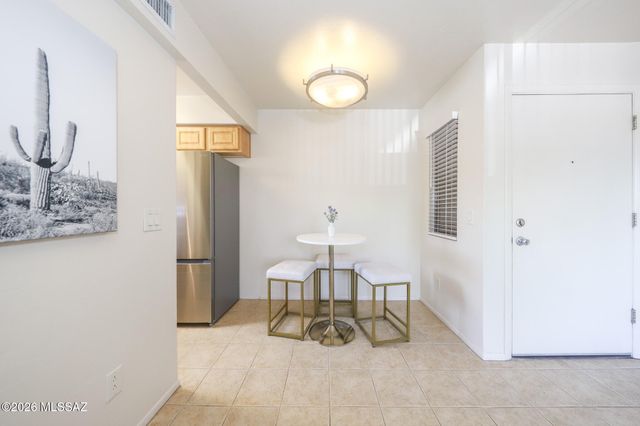 1810 E Blacklidge Dr Apt 811, Tucson, AZ 85719