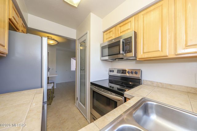 1810 E Blacklidge Dr Apt 811, Tucson, AZ 85719