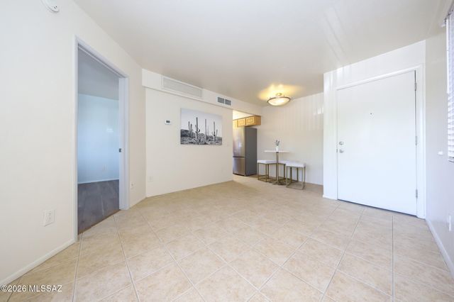 1810 E Blacklidge Dr Apt 811, Tucson, AZ 85719