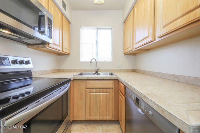 1810 E Blacklidge Dr Apt 811, Tucson, AZ 85719