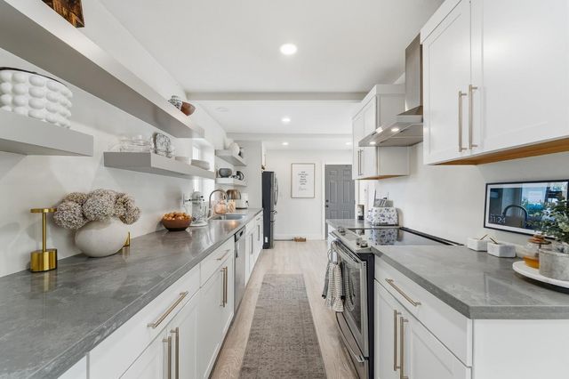 2124 Scenic Dr, Modesto, CA 95355