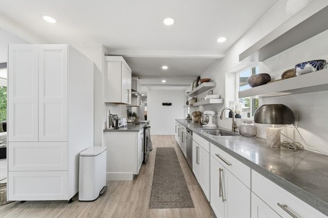 2124 Scenic Dr, Modesto, CA 95355