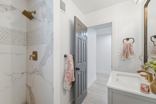 2124 Scenic Dr, Modesto, CA 95355