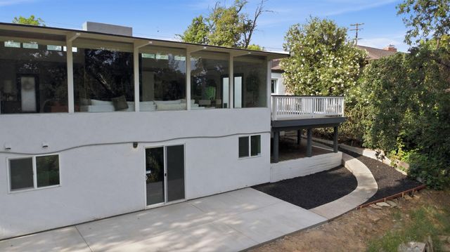 2124 Scenic Dr, Modesto, CA 95355