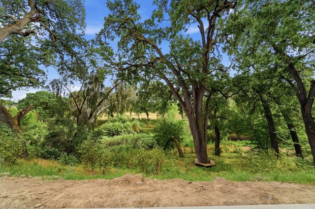 2124 Scenic Dr, Modesto, CA 95355