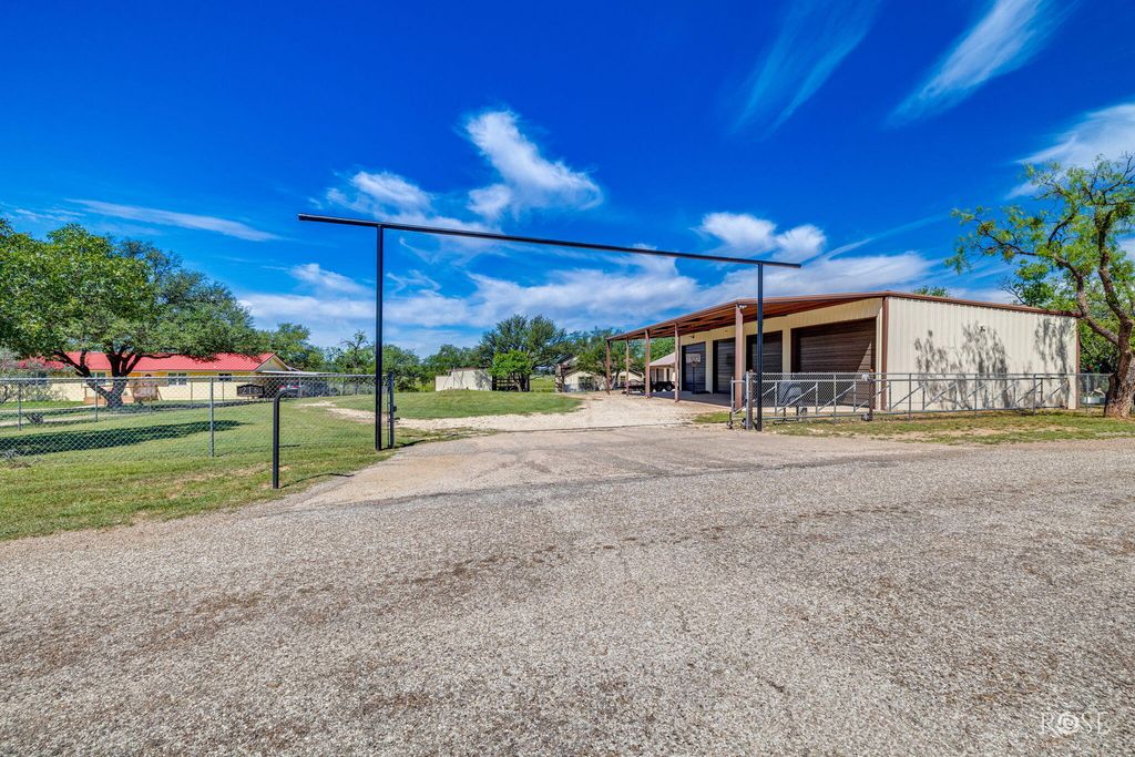 Image 4 of property listing at 216 Wheat Circle, Blackwell, TX 79506